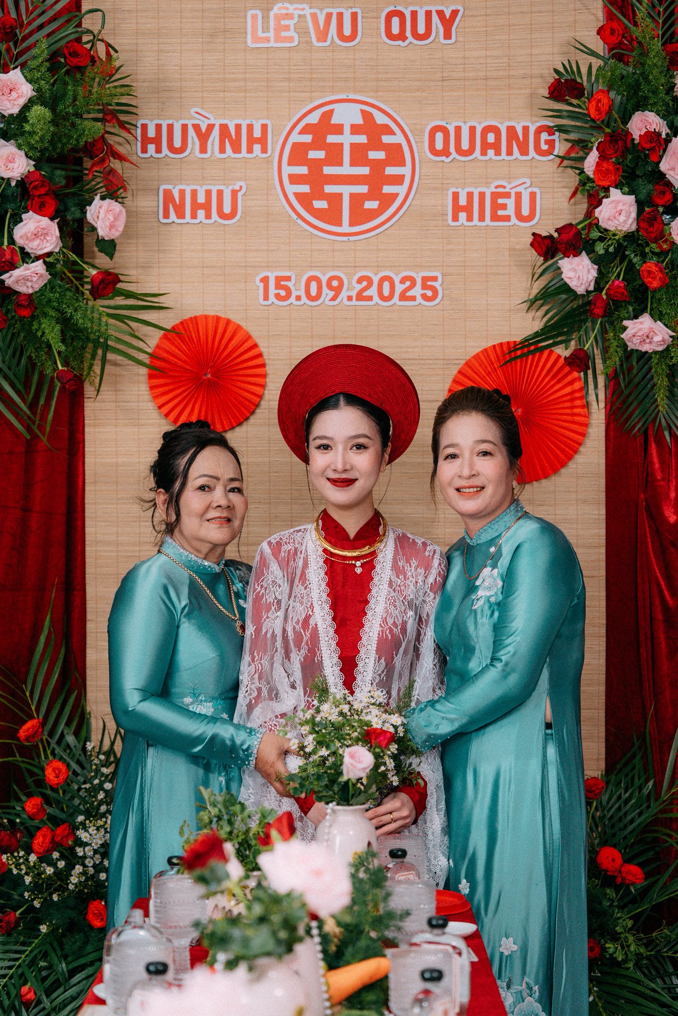 Mẹ đẻ và mẹ vợ Hồ Quang Hiếu rạng rỡ trong lễ vu quy truyền thống - Ảnh 6.