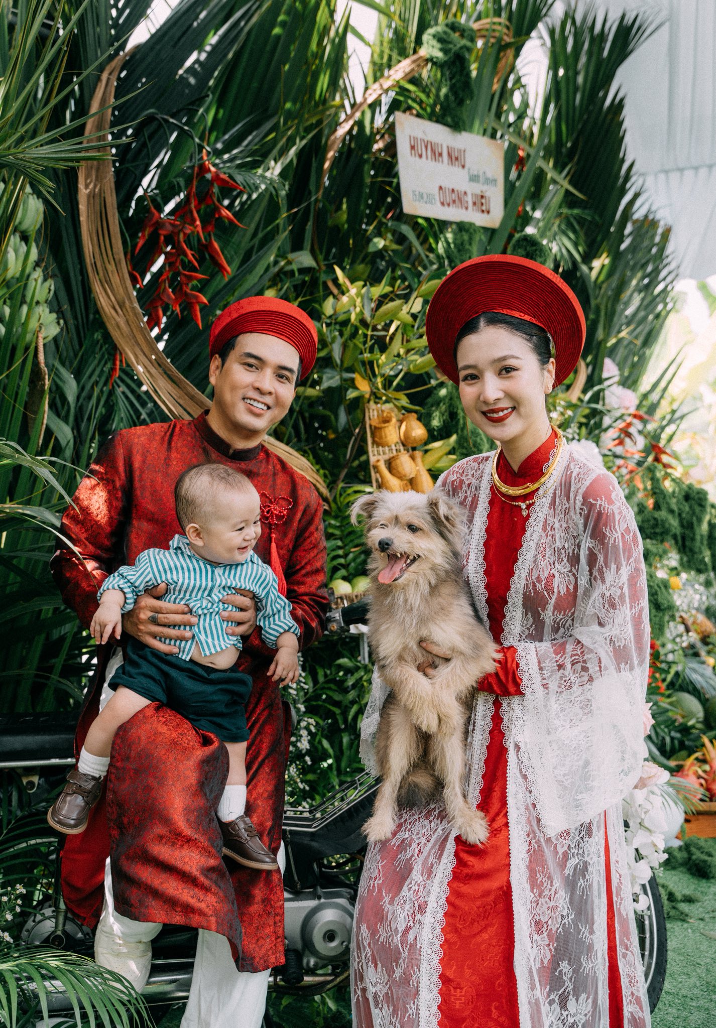 Mẹ đẻ và mẹ vợ Hồ Quang Hiếu rạng rỡ trong lễ vu quy truyền thống - Ảnh 8.