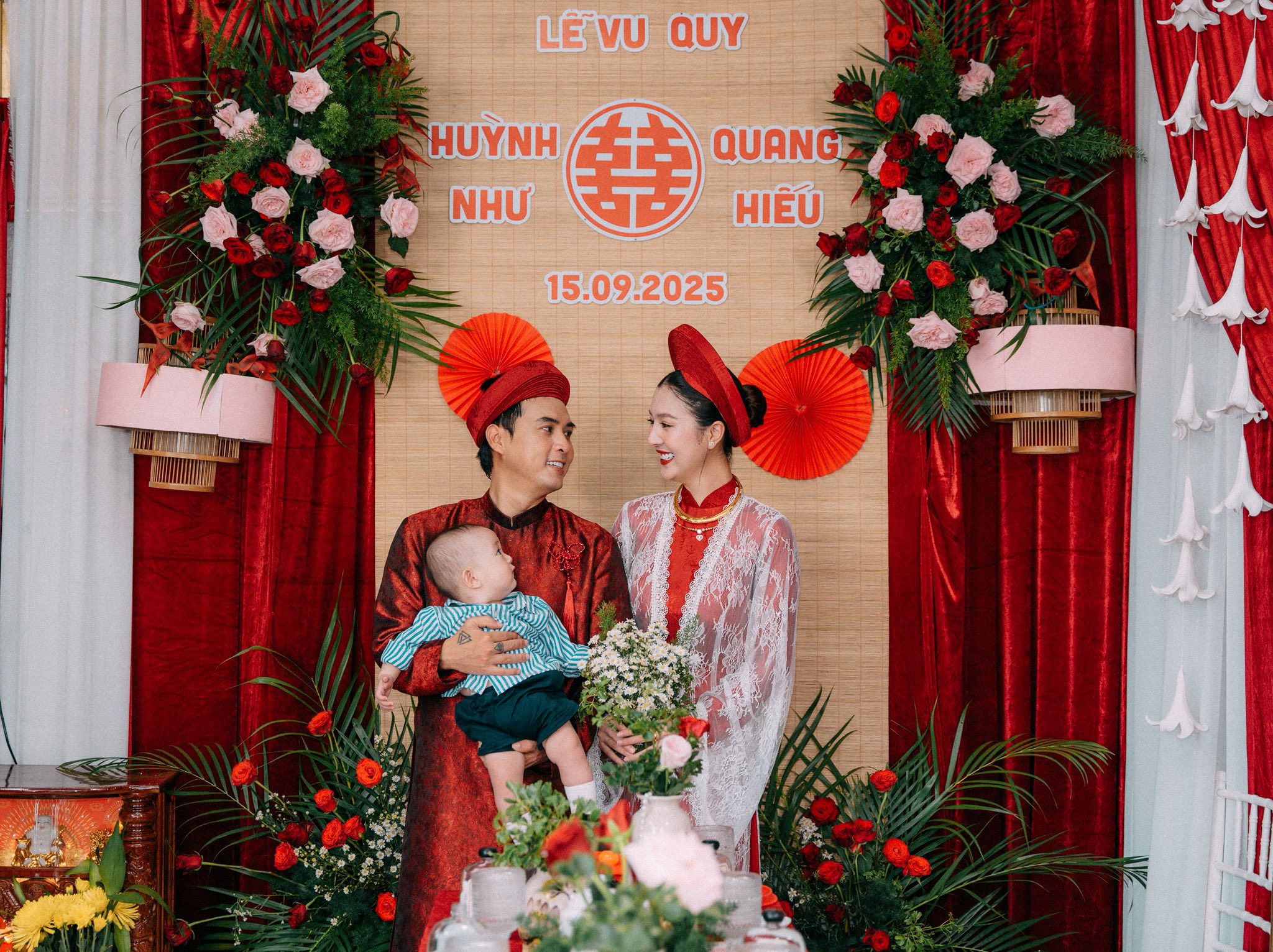 Mẹ đẻ và mẹ vợ Hồ Quang Hiếu rạng rỡ trong lễ vu quy truyền thống - Ảnh 3.