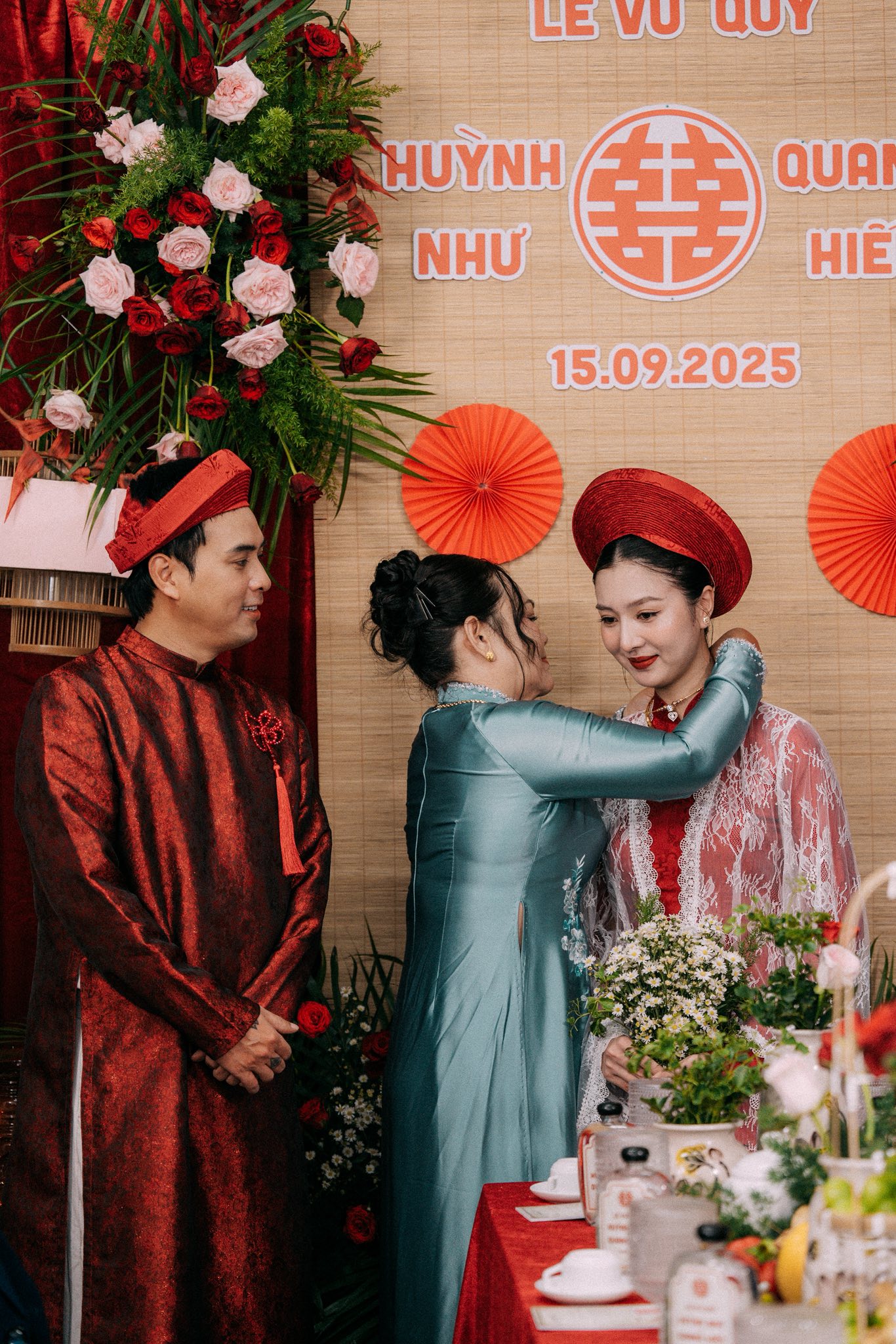 Mẹ đẻ và mẹ vợ Hồ Quang Hiếu rạng rỡ trong lễ vu quy truyền thống - Ảnh 4.