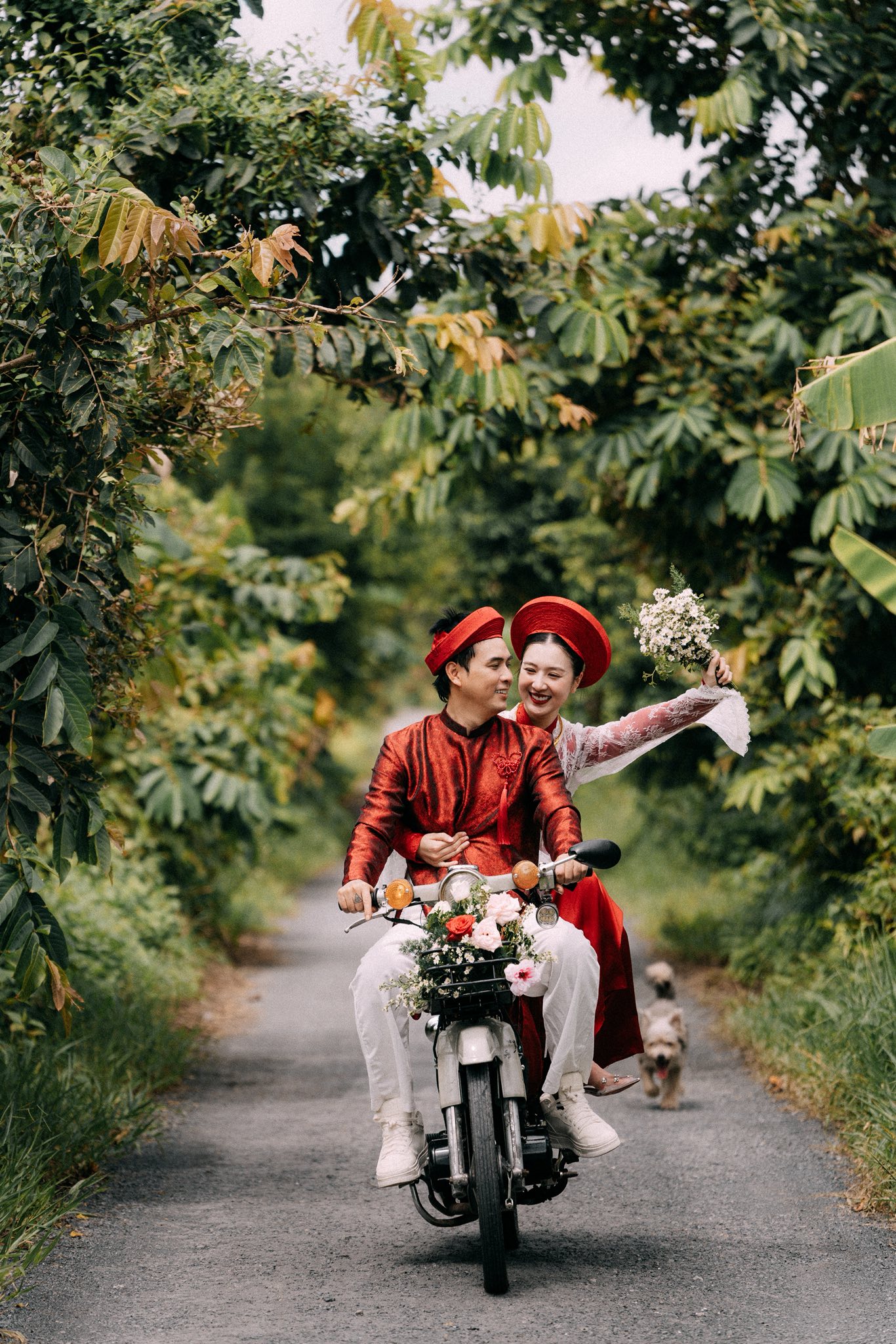 Mẹ đẻ và mẹ vợ Hồ Quang Hiếu rạng rỡ trong lễ vu quy truyền thống - Ảnh 9.
