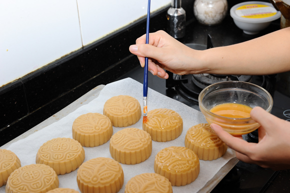 Làm vỏ bánh nướng mùa Trung thu: Đây là "vũ khí" giúp hoa văn sắc nét, không bị xẹp, khi bánh "lên dầu" sẽ mềm và thơm hơn- Ảnh 5.