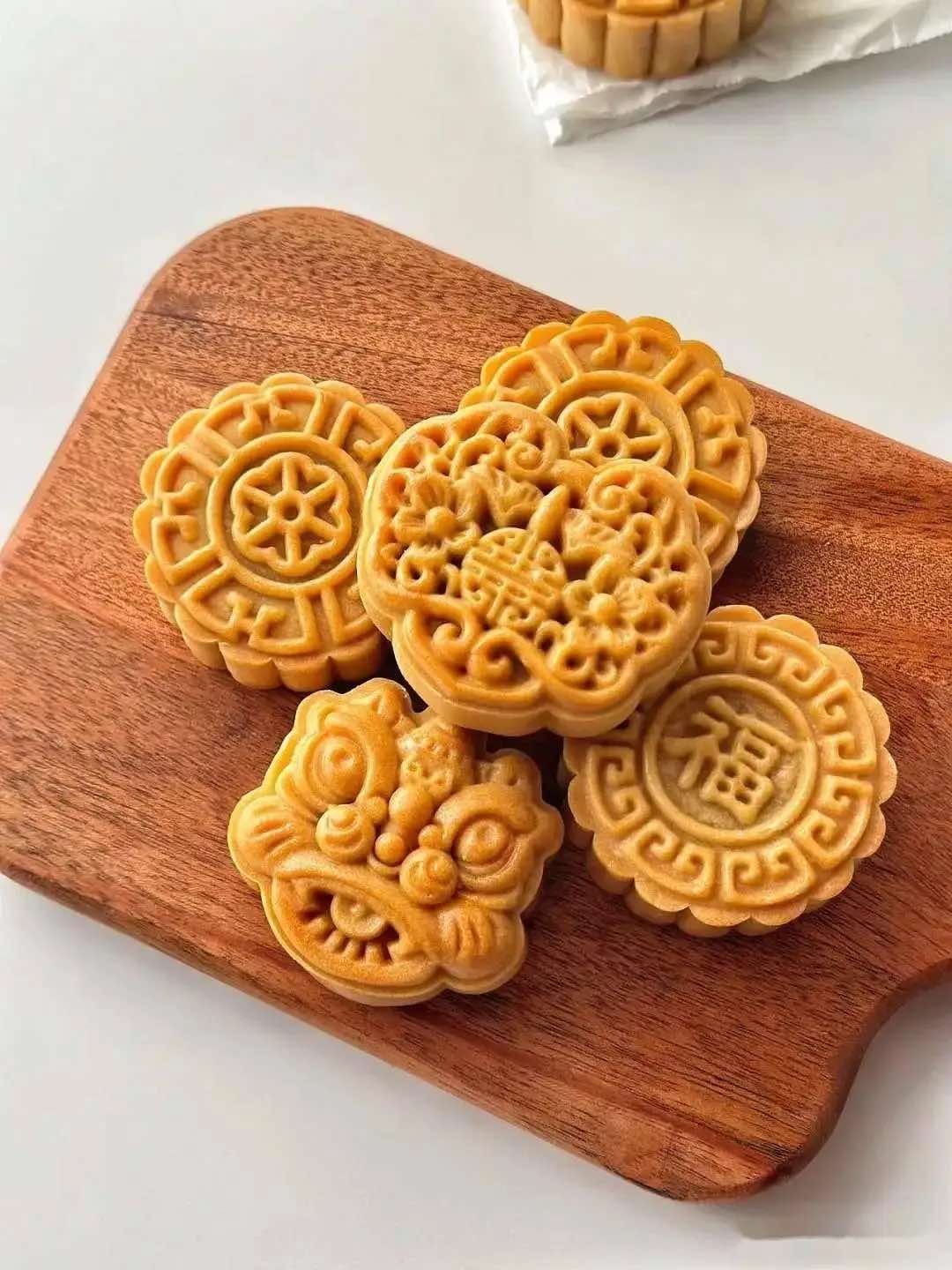 Làm vỏ bánh nướng mùa Trung thu: Đây là "vũ khí" giúp hoa văn sắc nét, không bị xẹp, khi bánh "lên dầu" sẽ mềm và thơm hơn- Ảnh 6.