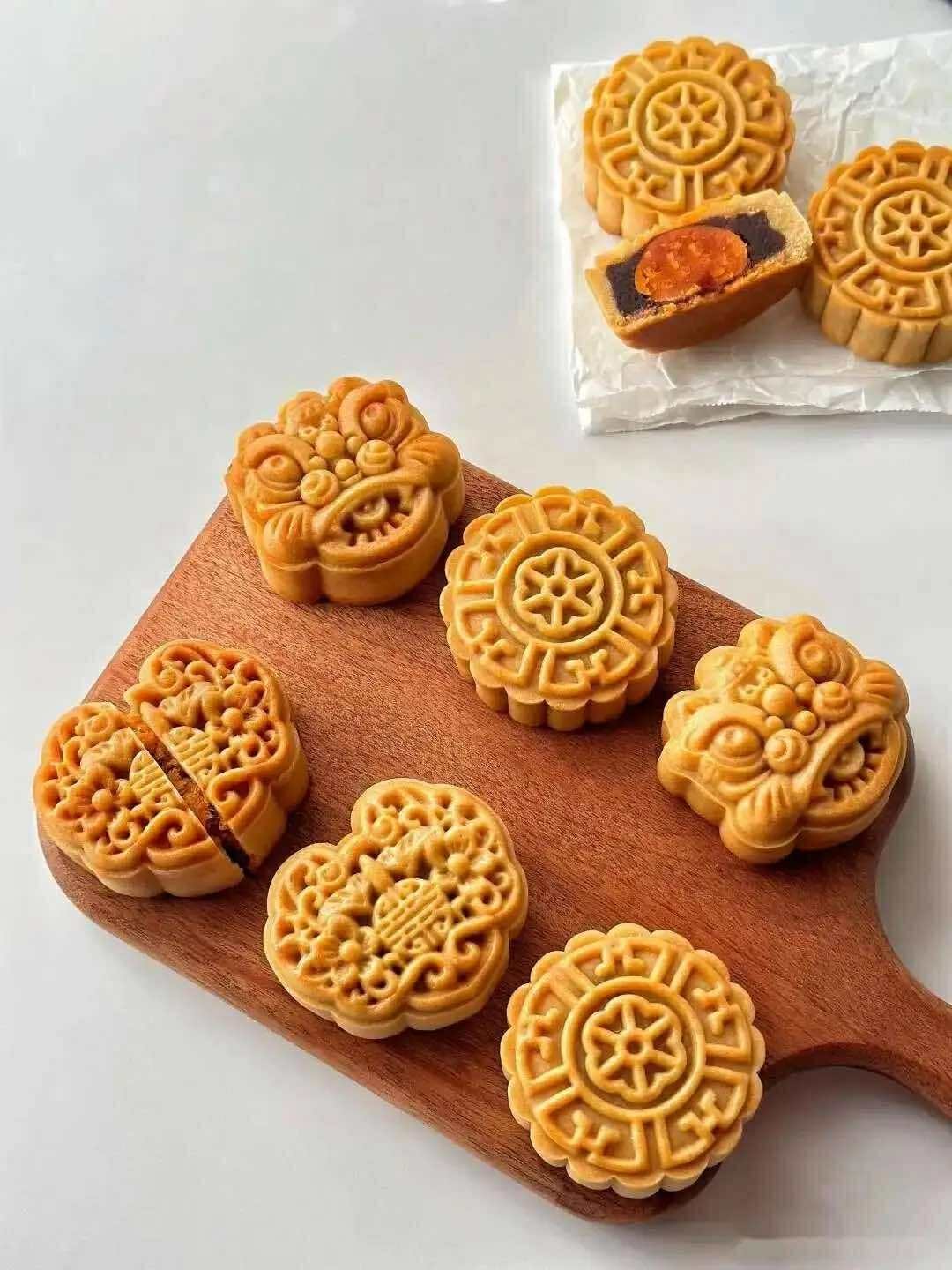 Làm vỏ bánh nướng mùa Trung thu: Đây là &quot;vũ khí&quot; giúp hoa văn sắc nét, không bị xẹp, khi bánh &quot;lên dầu&quot; sẽ mềm và thơm hơn- Ảnh 1.
