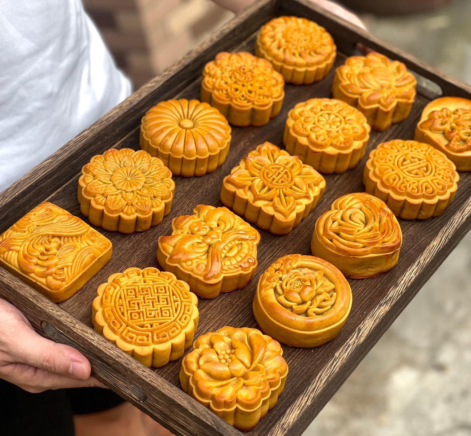 Làm vỏ bánh nướng mùa Trung thu: Đây là "vũ khí" giúp hoa văn sắc nét, không bị xẹp, khi bánh "lên dầu" sẽ mềm và thơm hơn- Ảnh 2.