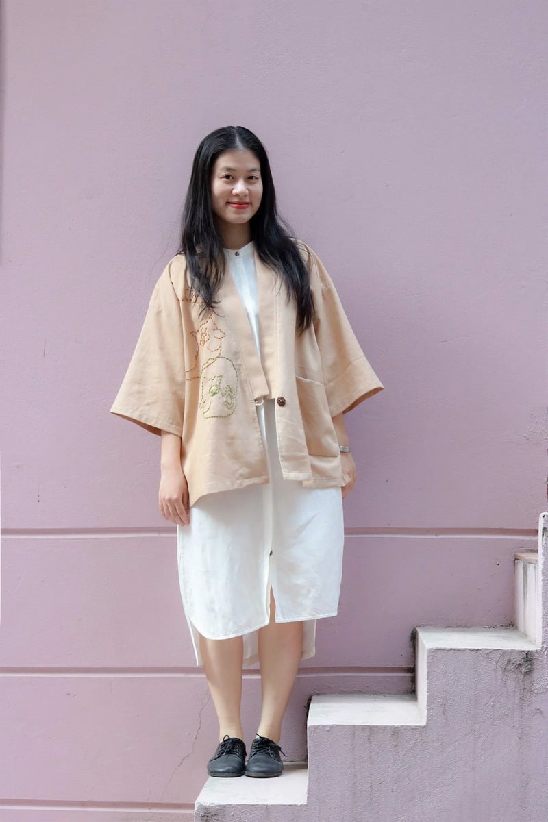 Stijlen van shirts die vrouwen met grote armen 'redden' - Foto 3. Các kiểu áo ‘cứu cánh’ cho nàng bắp tay to - Ảnh 3.