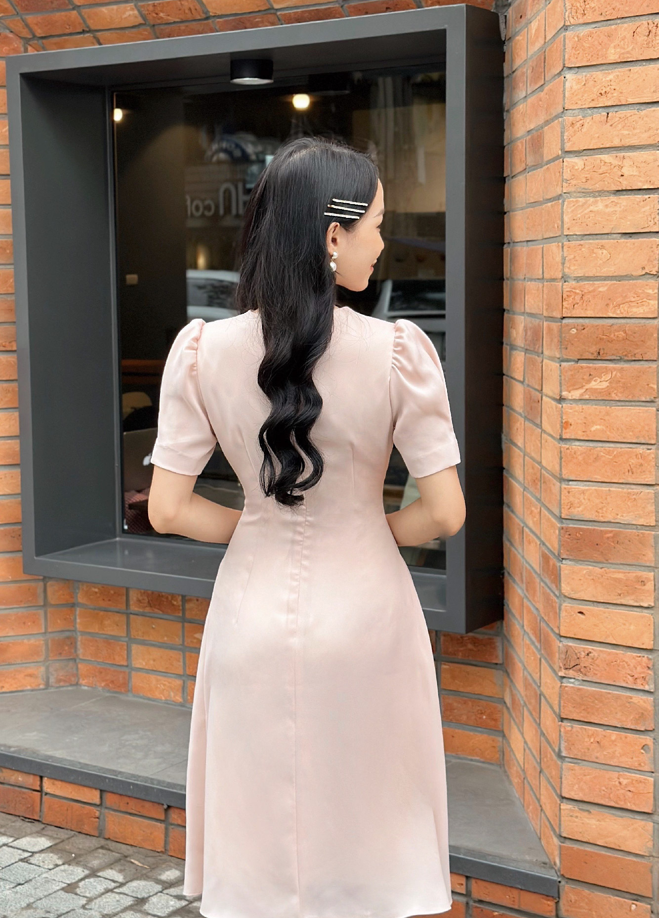 Stijlen van shirts die vrouwen met grote armen 'redden' - Foto 5. Các kiểu áo ‘cứu cánh’ cho nàng bắp tay to - Ảnh 5.