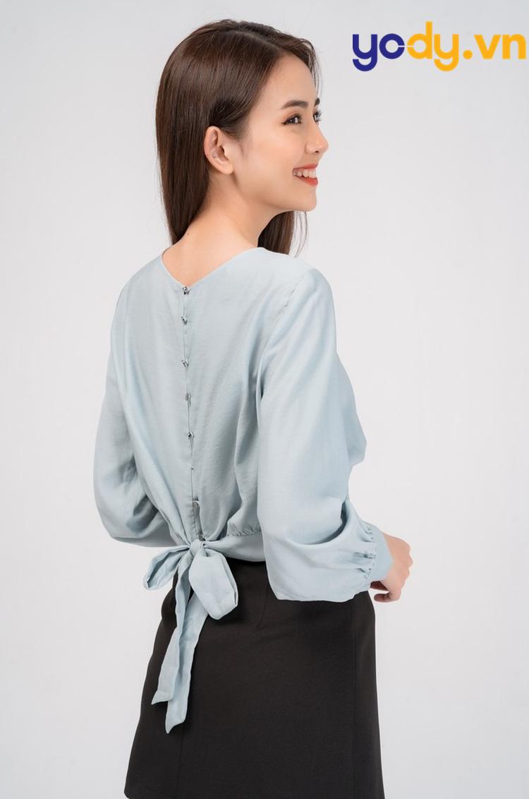 Tricourile lungi îți „înghit” ușor silueta, aplică acest mod de a lega cămașa pentru a-ți transforma aspectul și a avea o talie subțire - Foto 3. Áo thun dáng dài dễ ‘nuốt’ mất dáng, hãy áp dụng cách cột áo này để biến diện mạo của bạn có vòng eo thon thả - Ảnh 3.