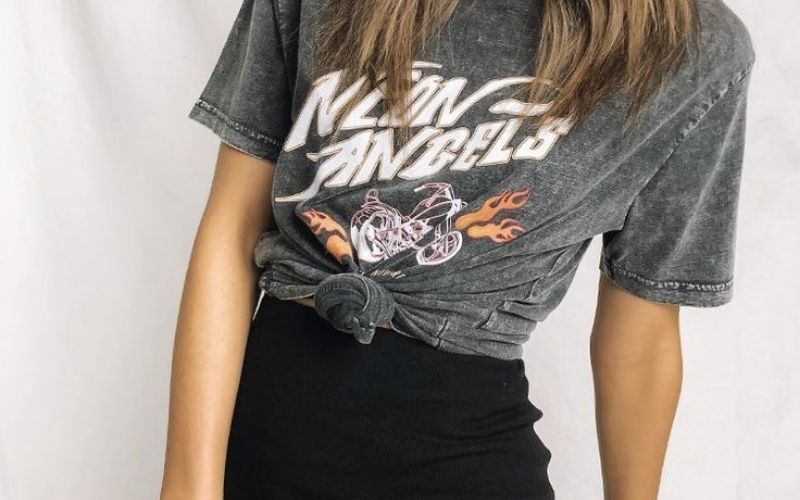 Tricourile lungi îți „înghit” ușor silueta, aplică acest mod de a lega cămașa pentru a-ți transforma aspectul și a avea o talie subțire - Foto 2. Áo thun dáng dài dễ ‘nuốt’ mất dáng, hãy áp dụng cách cột áo này để biến diện mạo của bạn có vòng eo thon thả - Ảnh 2.