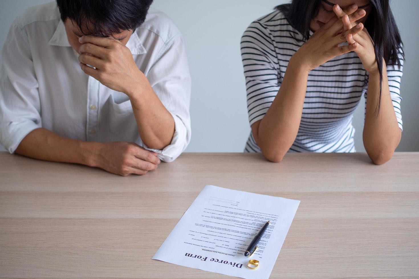 couple-is-feeling-stressed-after-agreeing-to-sign-a-divorce-certificate-concepts-of-lovers-having-family-problems-divorc-1286-1757985329555-1757985329913960240275.jpg