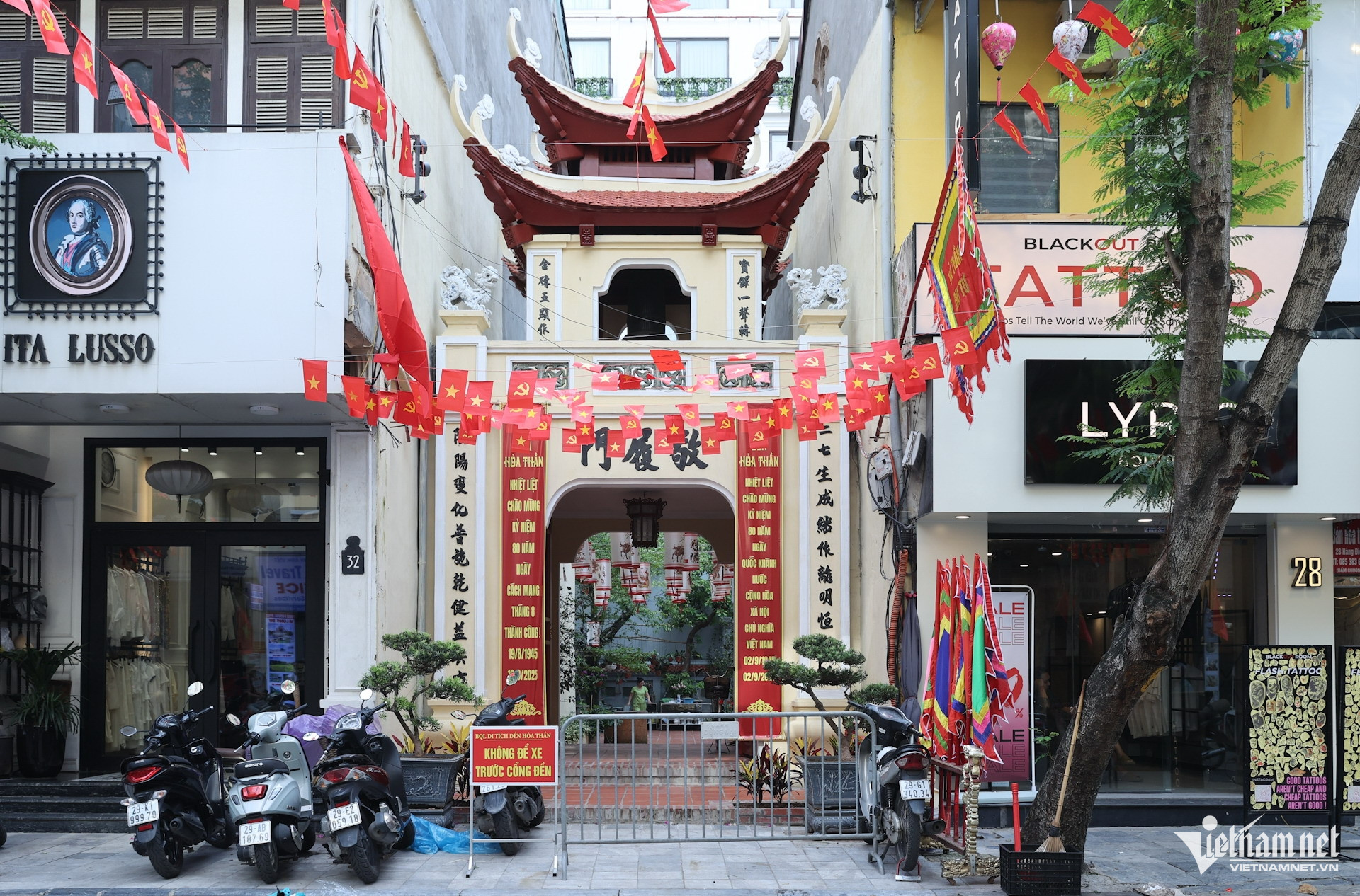Khám phá từng góc nhỏ của ngôi đền duy nhất thờ thần lửa giữa lòng phố cổ Hà Nội - Ảnh 1.