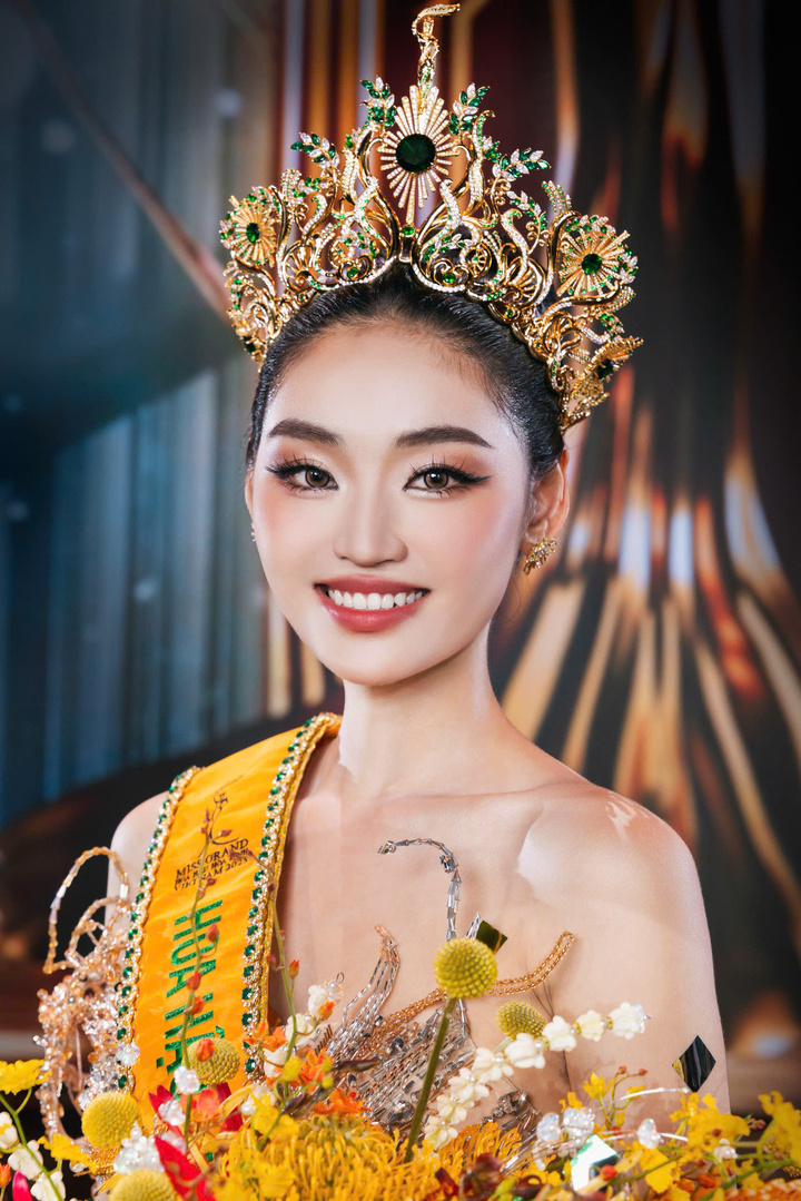 Hoa hậu Việt trước khi đăng quang: Người phục vụ nhà hàng, người làm 'osin' - Ảnh 1.