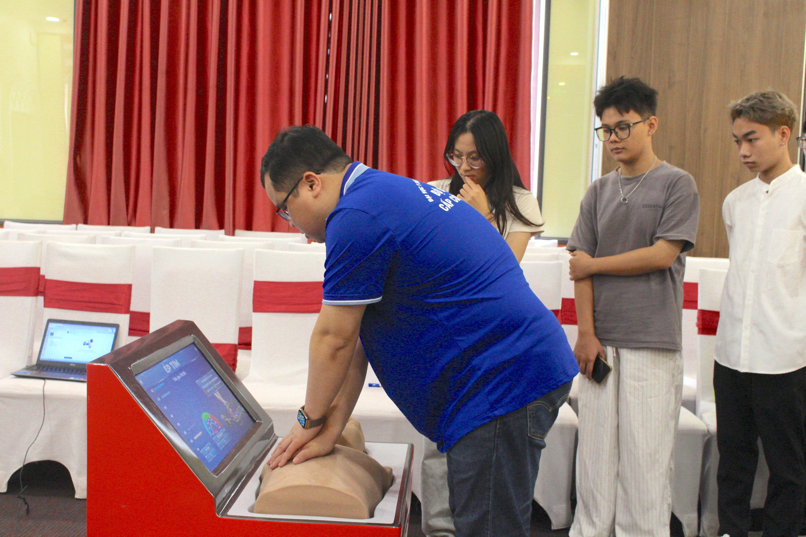 Trường Đại học Kinh tế tổ chức chương trình đào tạo, tập huấn sơ cứu cho cán bộ, sinh viên - Ảnh 6.