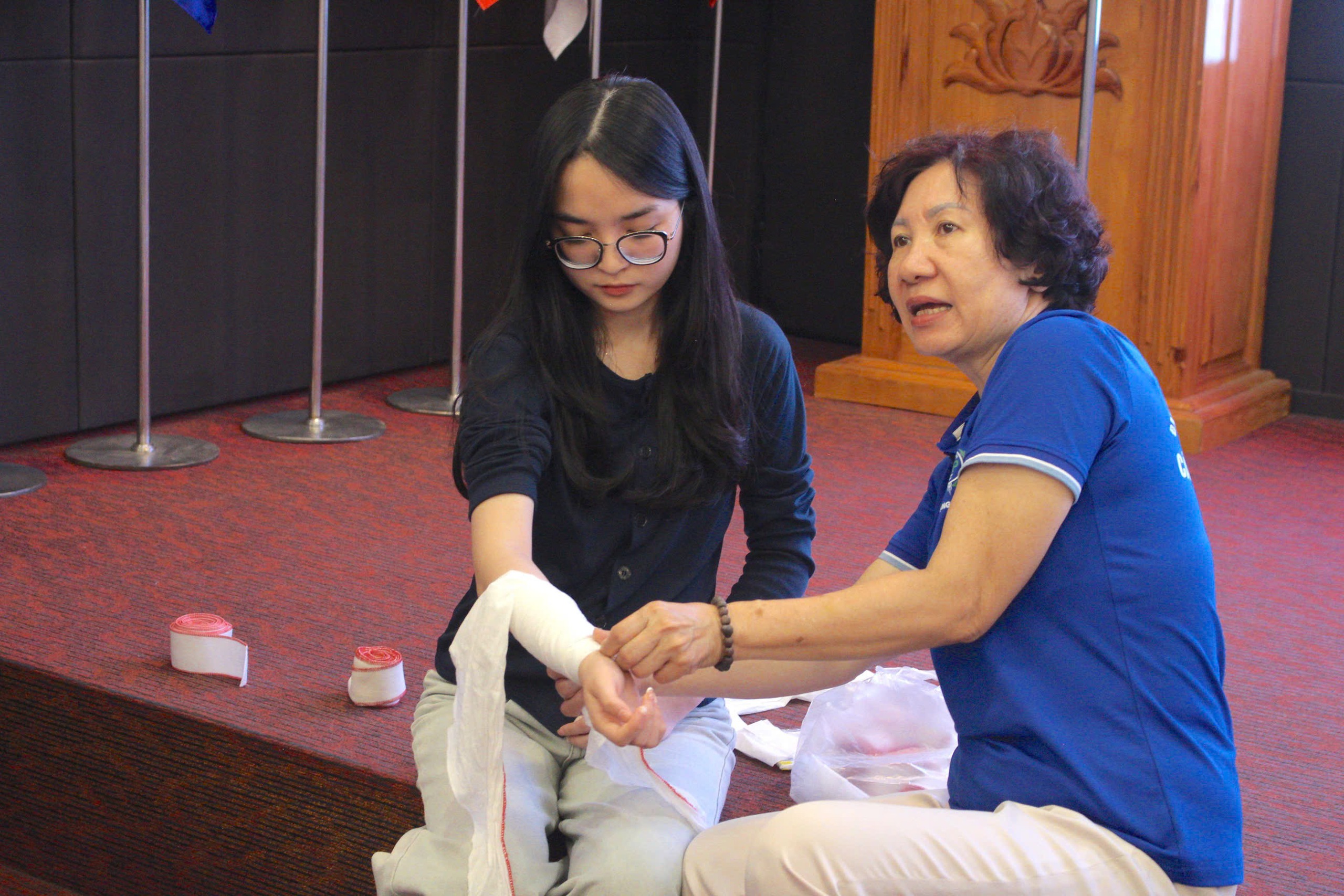 Trường Đại học Kinh tế tổ chức chương trình đào tạo, tập huấn sơ cứu cho cán bộ, sinh viên - Ảnh 4.