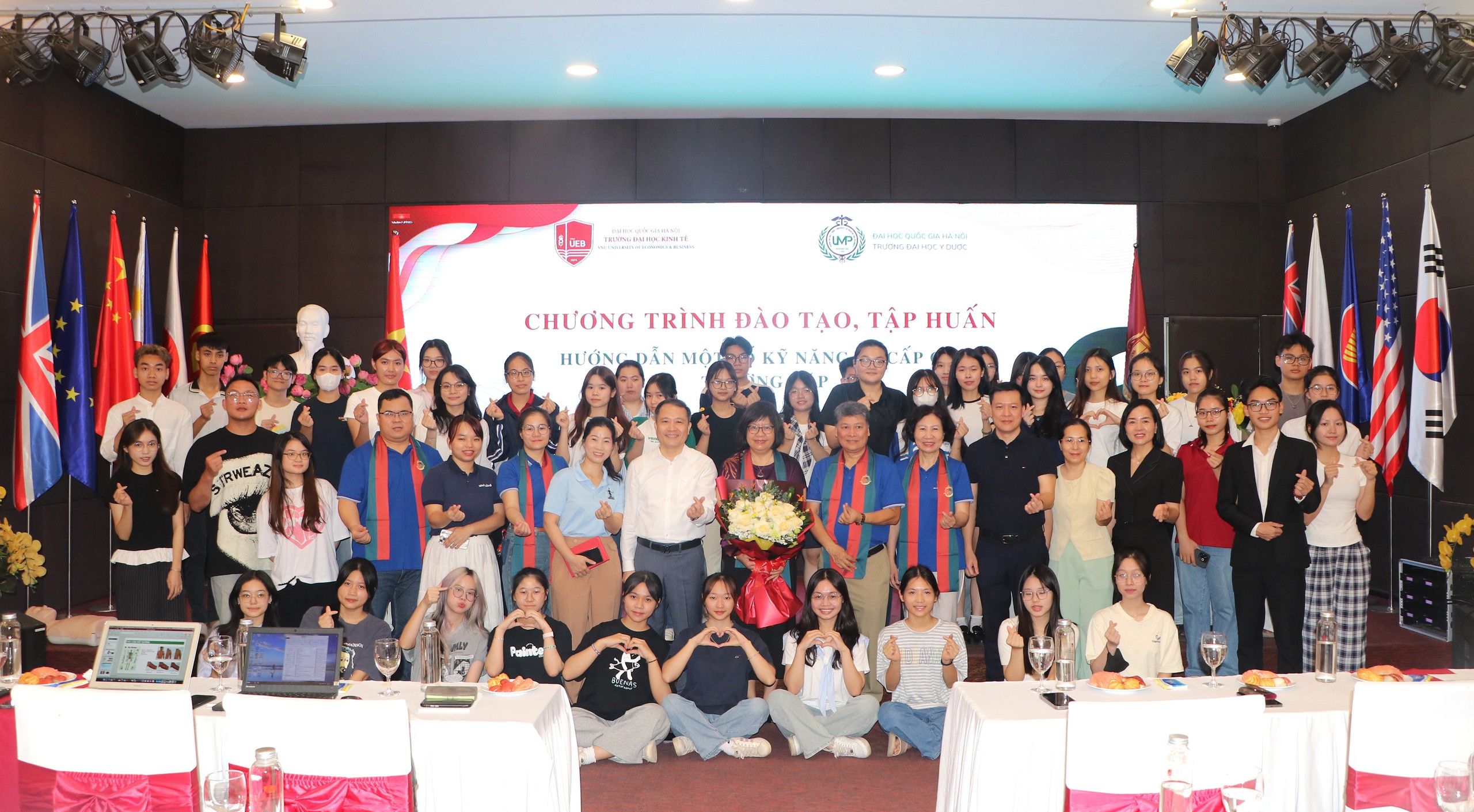 Trường Đại học Kinh tế tổ chức chương trình đào tạo, tập huấn sơ cứu cho cán bộ, sinh viên - Ảnh 10.