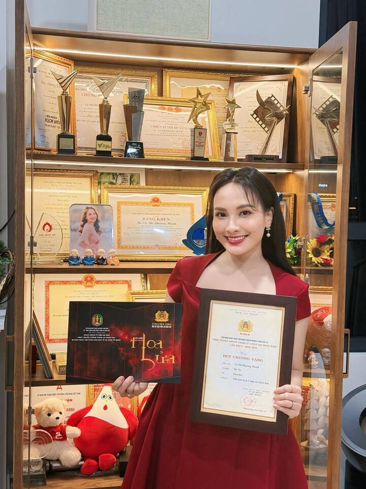 Bảo Thanh từ màn ảnh đến thượng úy công an: Cuộc sống viên mãn ở tuổi U40 - Ảnh 2. Bảo Thanh từ màn ảnh đến thượng úy công an: Cuộc sống viên mãn ở tuổi U40 - Ảnh 2.