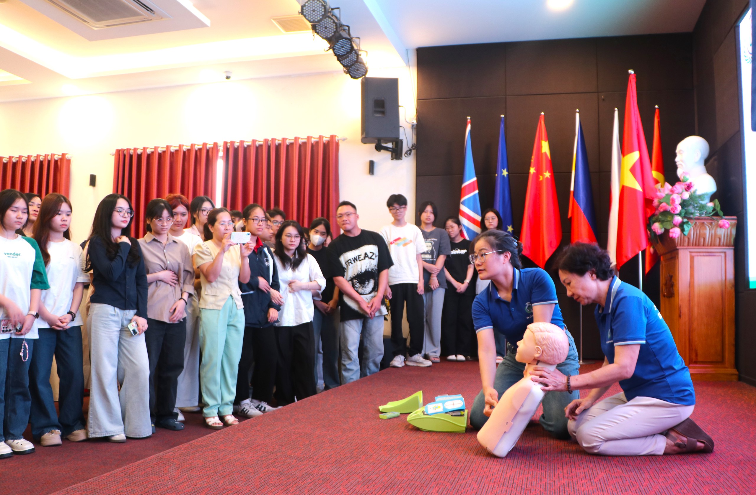 Trường Đại học Kinh tế tổ chức chương trình đào tạo, tập huấn sơ cứu cho cán bộ, sinh viên - Ảnh 7.