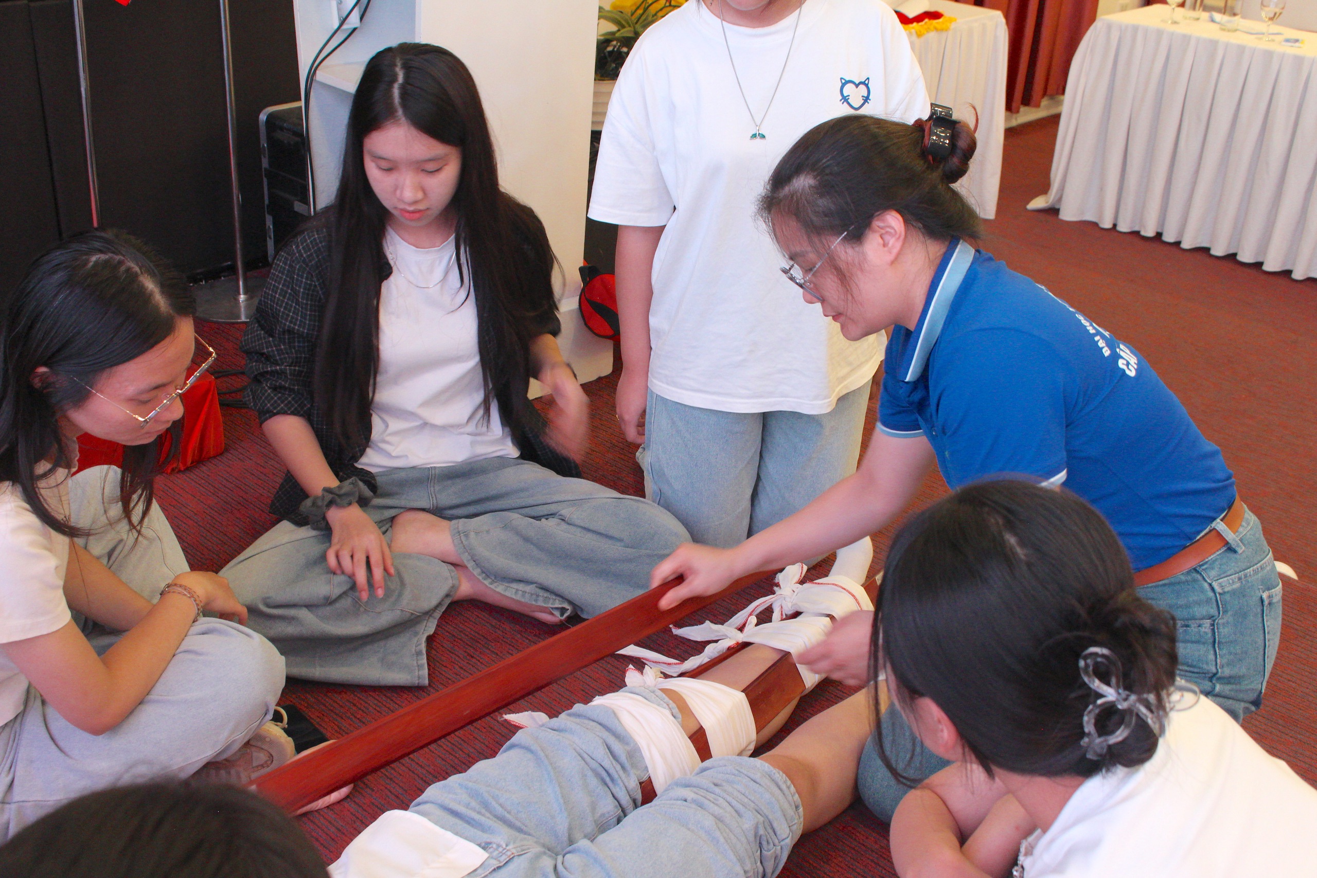 Trường Đại học Kinh tế tổ chức chương trình đào tạo, tập huấn sơ cứu cho cán bộ, sinh viên - Ảnh 8.