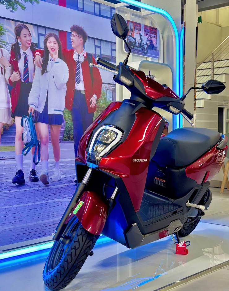 Xe máy điện giá từ 20 triệu đồng cho phái đẹp tại Việt Nam - Ảnh 2.