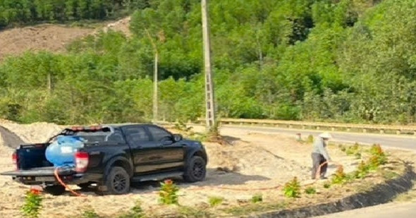 Người chồng biến "cung đường đau buồn" thành vườn hoa rực rỡ tưởng nhớ vợ