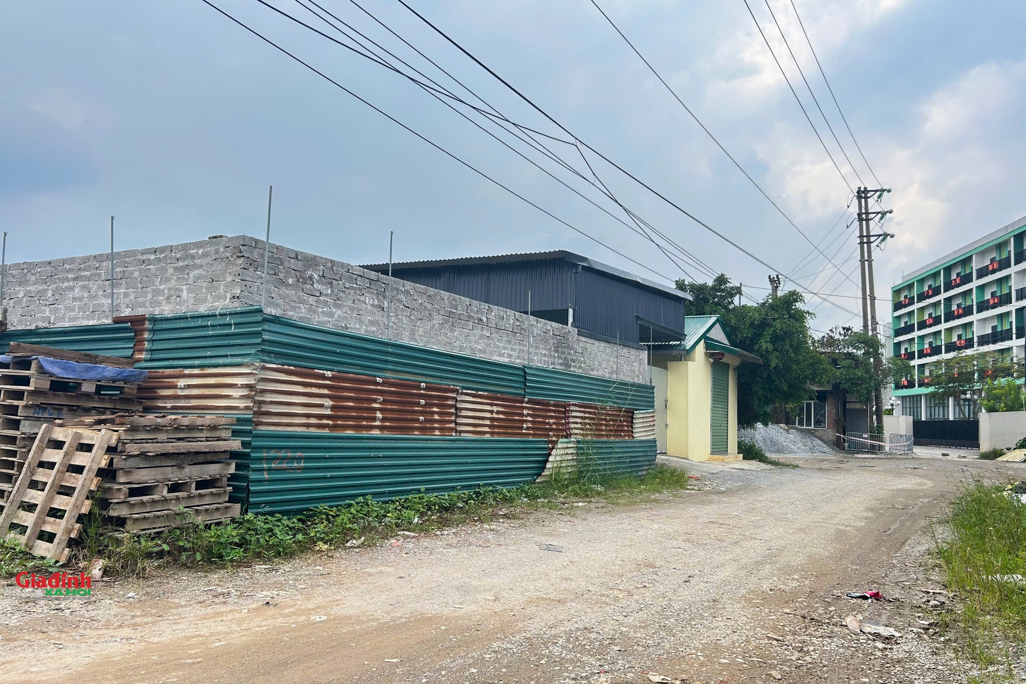 Hàng loạt công trình xây dựng sai phép xung quanh hiện trường vụ cháy khiến 4 người tử vong ở Thường Tín - Ảnh 9.