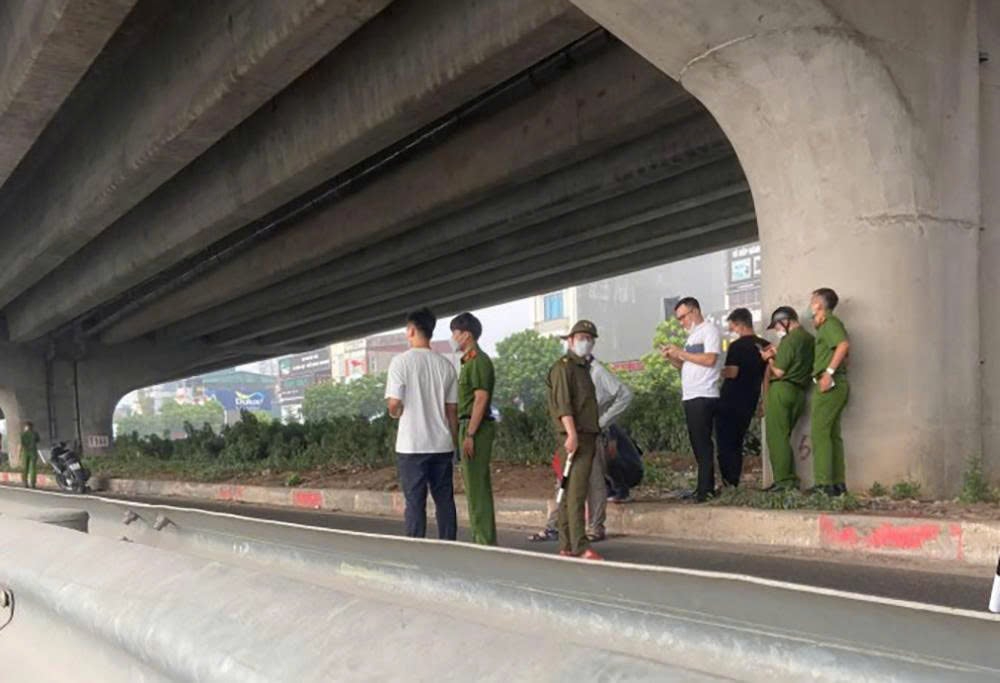 Hà Nội: Người dân phát hiện thi thể đang phân hủy dưới đường Vành Đai 3  - Ảnh 1.