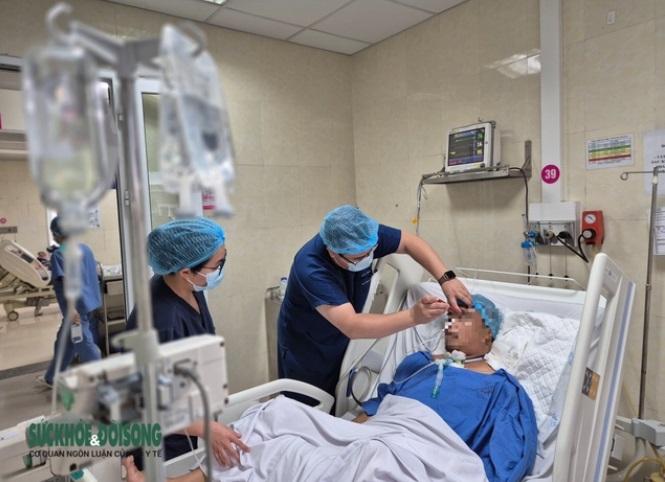 Thứ trưởng Trần Văn Thuấn 'mở đường' cứu người đàn ông gặp nạn trên cầu Nhật Tân - Ảnh 1.