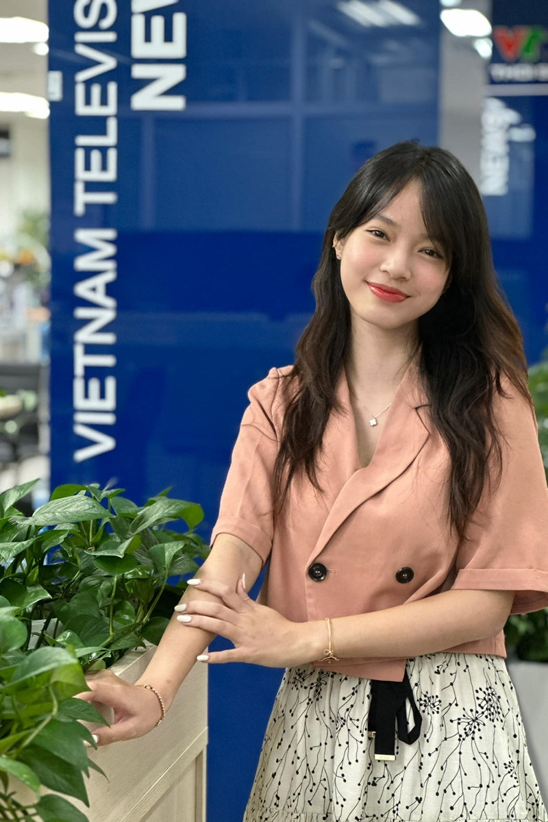 MC 21 tuổi gây sốt với vẻ ngoài xinh đẹp, giọng tiếng Anh cuốn hút trên VTV - Ảnh 2. MC 21 tuổi gây sốt với vẻ ngoài xinh đẹp, giọng tiếng Anh cuốn hút trên VTV - Ảnh 2.
