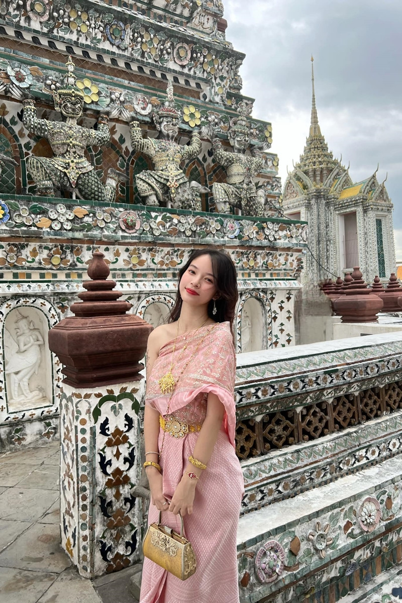 MC 21 tuổi gây sốt với vẻ ngoài xinh đẹp, giọng tiếng Anh cuốn hút trên VTV - Ảnh 18. MC 21 tuổi gây sốt với vẻ ngoài xinh đẹp, giọng tiếng Anh cuốn hút trên VTV - Ảnh 18.