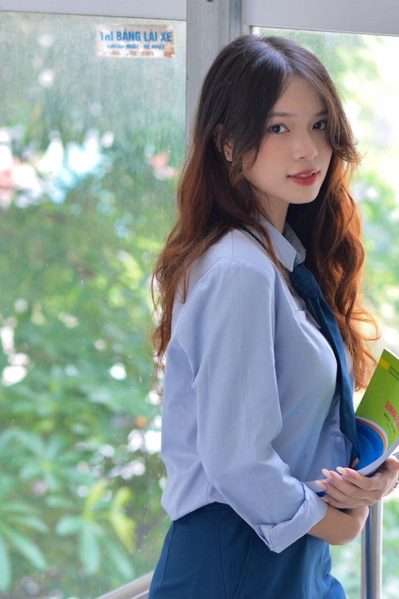 MC 21 tuổi gây sốt với vẻ ngoài xinh đẹp, giọng tiếng Anh cuốn hút trên VTV - Ảnh 7. MC 21 tuổi gây sốt với vẻ ngoài xinh đẹp, giọng tiếng Anh cuốn hút trên VTV - Ảnh 7.
