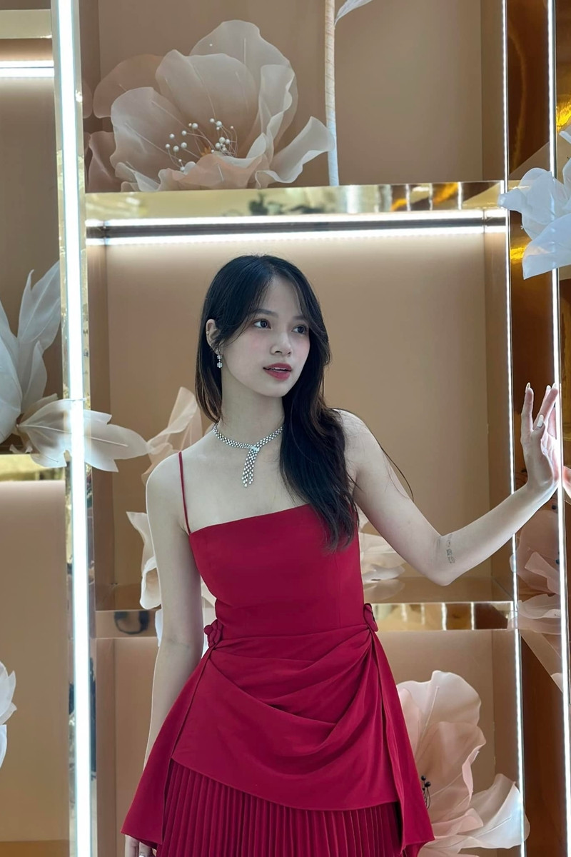 MC 21 tuổi gây sốt với vẻ ngoài xinh đẹp, giọng tiếng Anh cuốn hút trên VTV - Ảnh 5. MC 21 tuổi gây sốt với vẻ ngoài xinh đẹp, giọng tiếng Anh cuốn hút trên VTV - Ảnh 5.