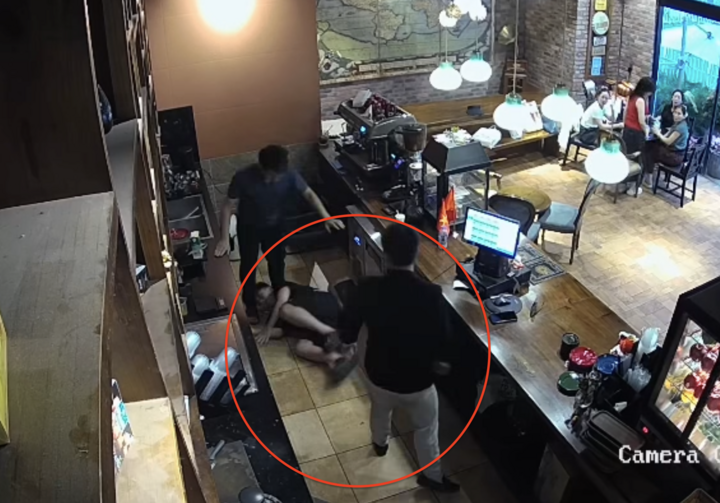 Vụ nhân viên quán cà phê bị khách hành hung: 'Tổng tài' có phải chịu trách nhiệm? - Ảnh 2.