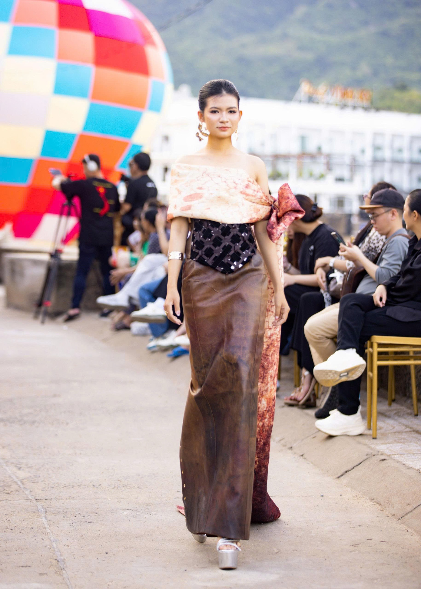 Tôn vinh áo dài trên bờ biển Vĩnh Hy - Ảnh 17.