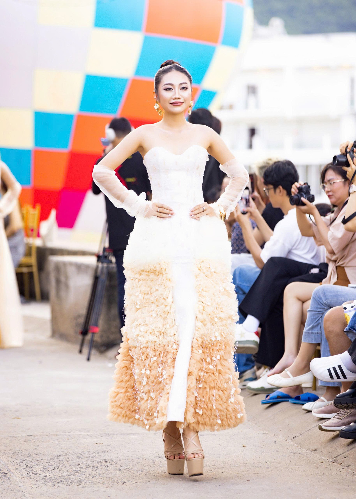 Tôn vinh áo dài trên bờ biển Vĩnh Hy - Ảnh 16.