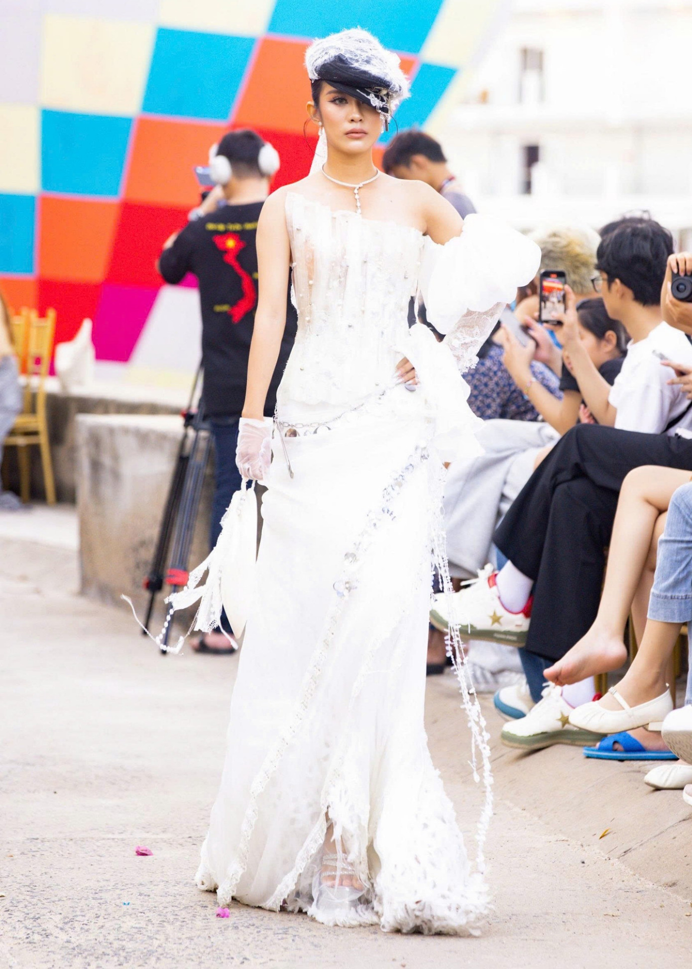 Tôn vinh áo dài trên bờ biển Vĩnh Hy - Ảnh 18.