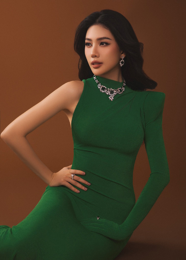 Hoa hậu Bùi Quỳnh Hoa là ai? - Ảnh 3. Hoa hậu Bùi Quỳnh Hoa là ai? - Ảnh 3.