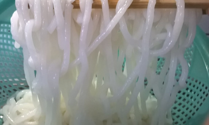 Tăng Thanh Hà học làm bánh canh bột gạo ngon tại nhà cùng mẹ - Ảnh 20.