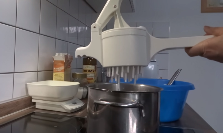 Tăng Thanh Hà học làm bánh canh bột gạo ngon tại nhà cùng mẹ - Ảnh 17.