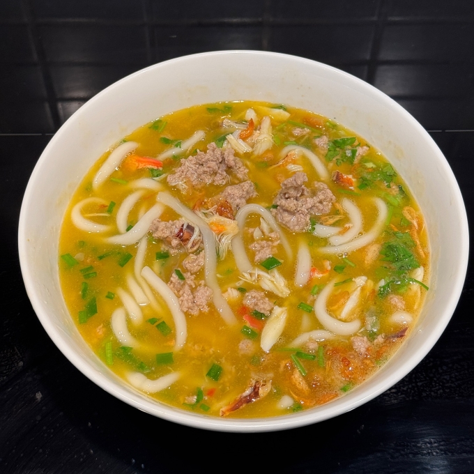 Tăng Thanh Hà học làm bánh canh bột gạo ngon tại nhà cùng mẹ - Ảnh 2.