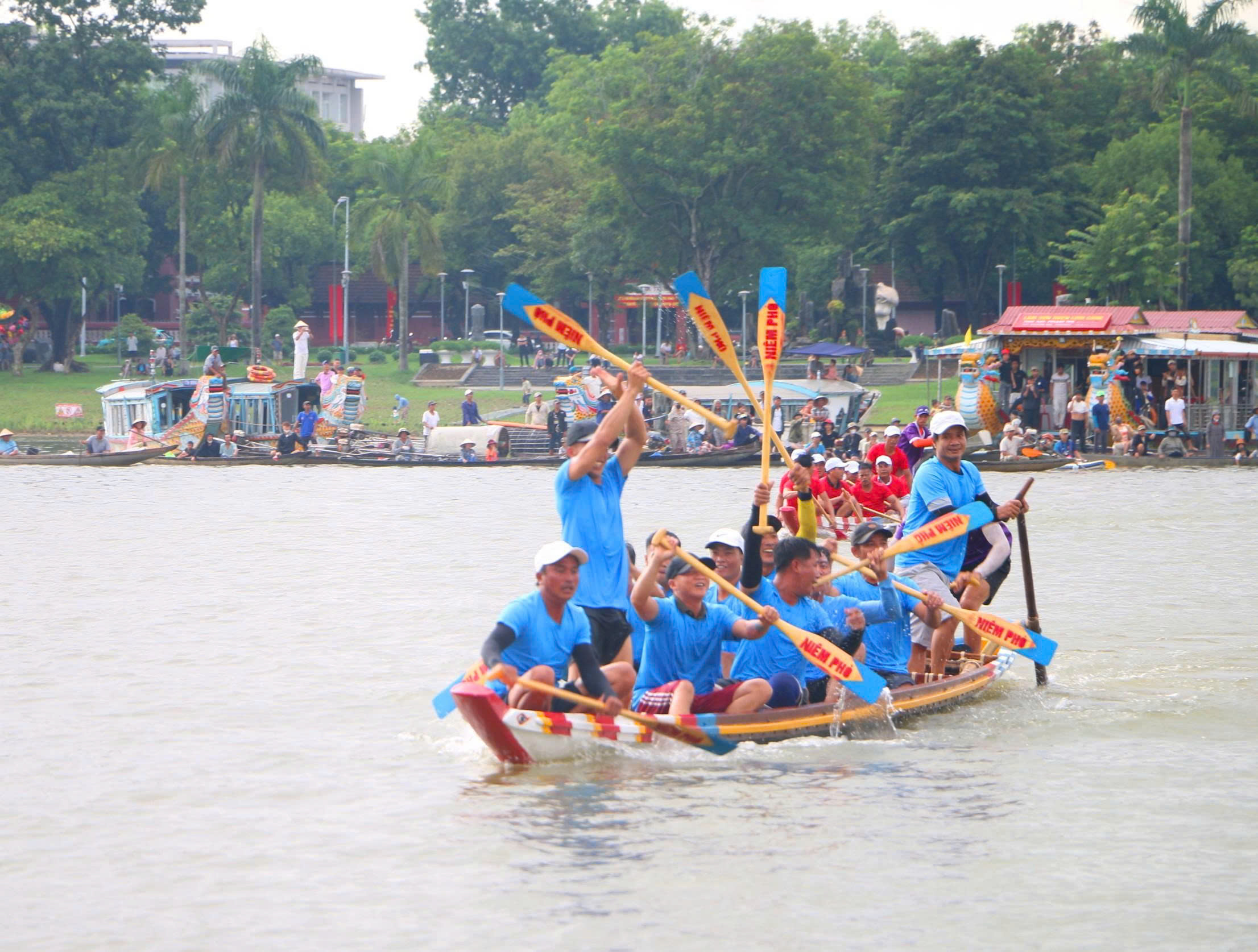 hang-nghin-nguoi-dung-chat-kin-bo-song-1756797271041747362785.jpg