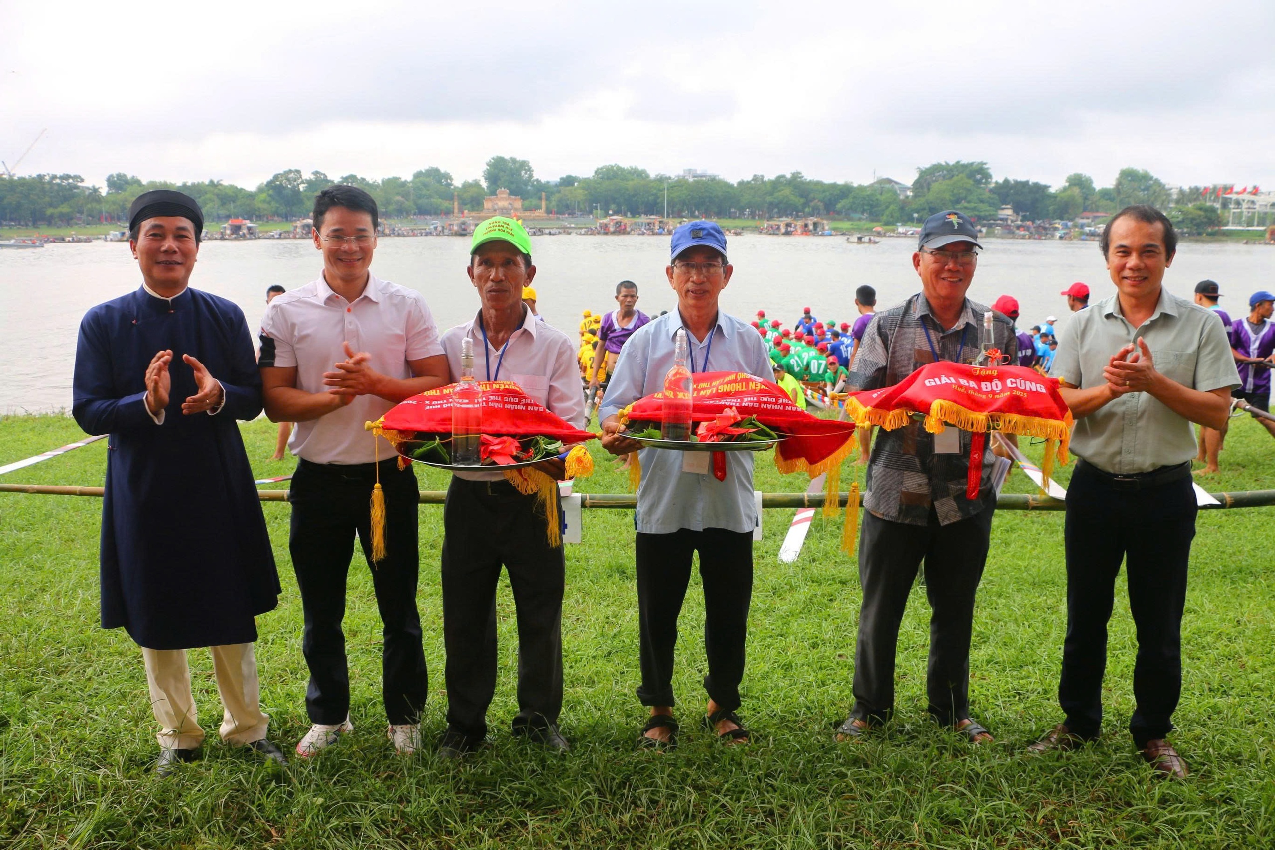 hang-nghin-nguoi-dung-chat-kin-bo-song-huong-xem-dua-ghe-ngay-quoc-khanh-8-17567969838771799131980.jpg