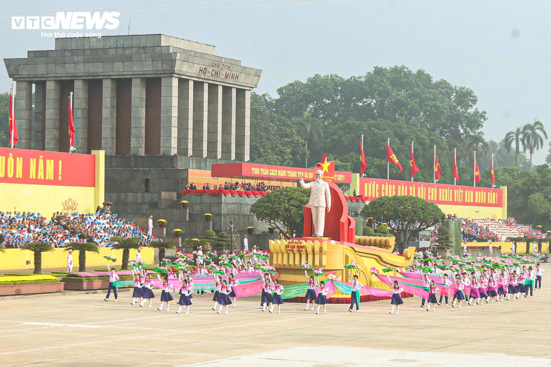 hung-trang-le-dieu-binh-dieu-hanh-mung-80-nam-quoc-khanh-2-9-7-09010176-1756783144223-17567831443621946334738.jpg