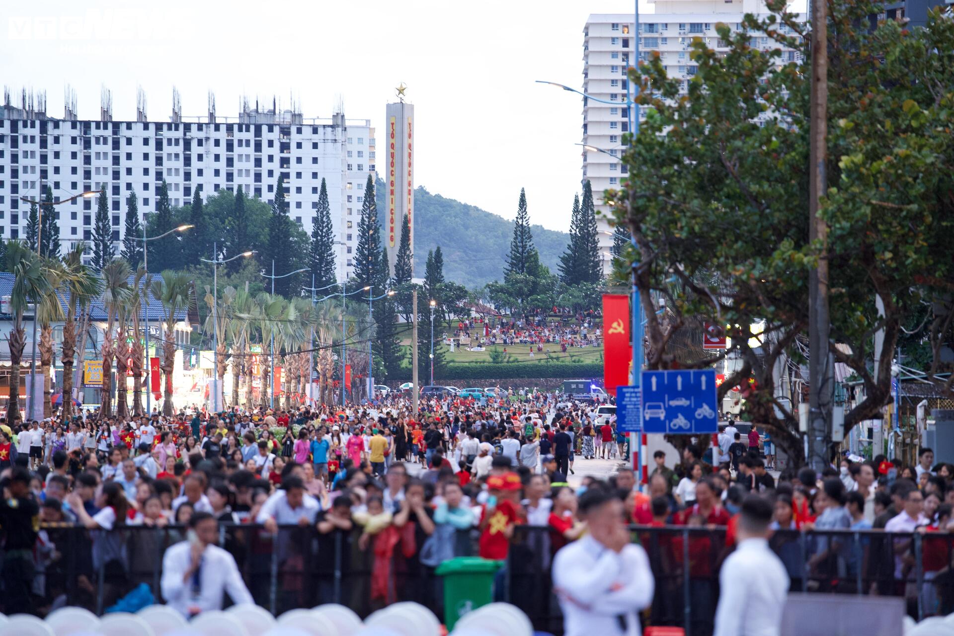 nguoi-dan-doi-mua-cho-xem-phao-hoa4-19170314-1756819239265-1756819239677900734559.jpg