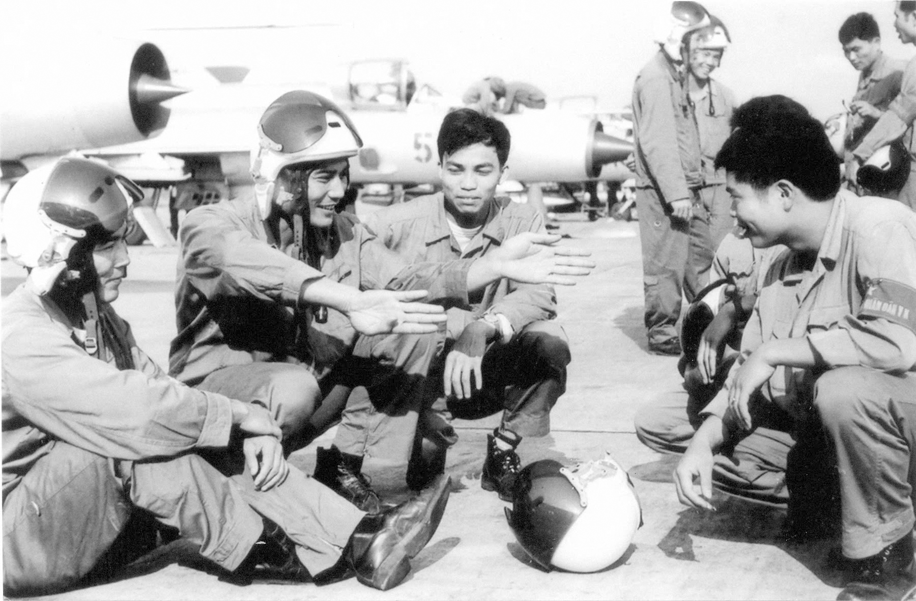 nh-tu-trai-qua-cac-phi-cong-trung-uy-ngo-duy-thu-trung-uy-nguyen-duc-soat-trung-uy-tran-viet-trung-uy-ngu-17457429397861545076806-1756774094365-1756774094640595211650.jpg