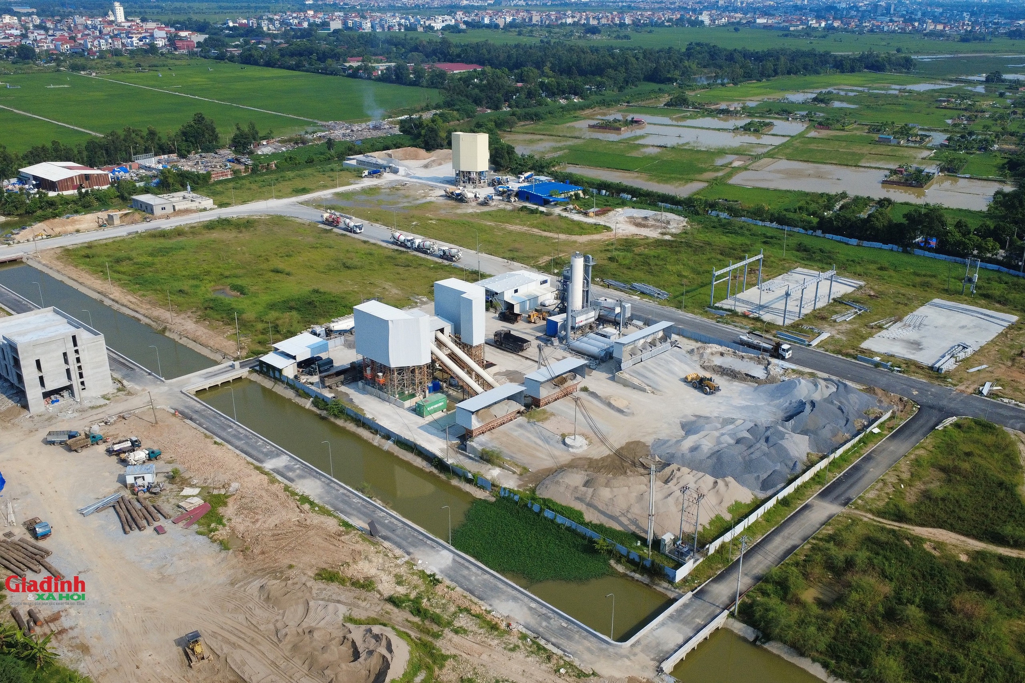 Hà Nội: Người dân bức xúc khi trạm trộn bê tông khủng 'mọc' trên đất dự án Cụm công nghiệp 'sạch' Thụy Lâm - Ảnh 1.