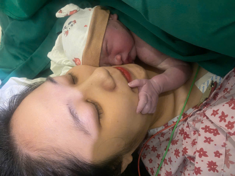 Người mẹ hạnh phúc đón em bé 3,4kg khỏe mạnh trong bọc điều hiếm gặp - Ảnh 2.