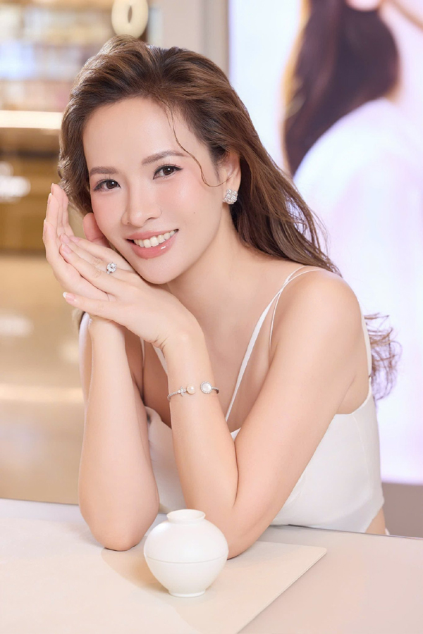 Sắc vóc đời thực của con dâu NSND Khải Hưng - Ảnh 4. Sắc vóc đời thực của con dâu NSND Khải Hưng - Ảnh 4.