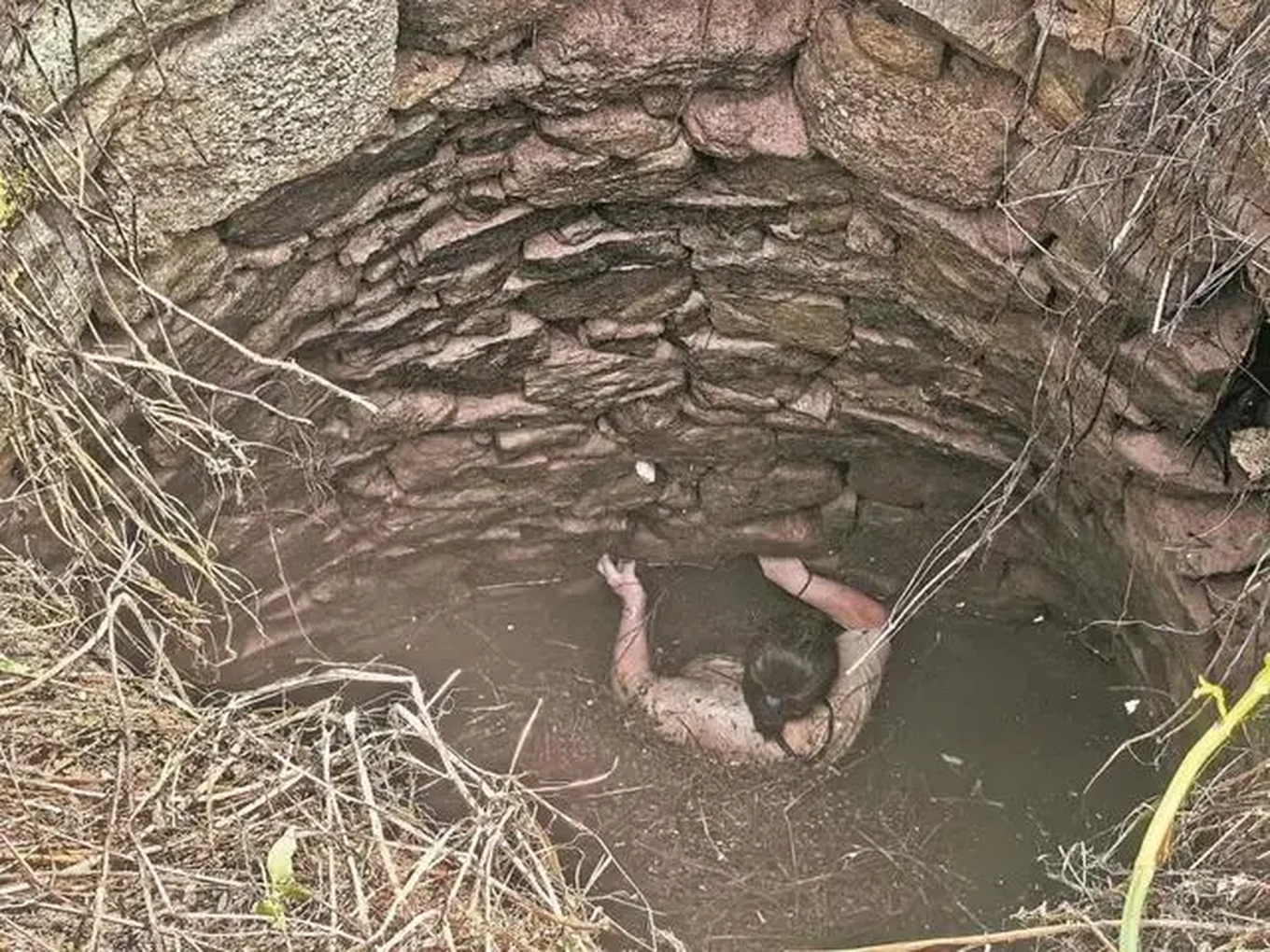 roi-xuong-gieng-sau-17582661528602128311199-1758357225056-1758357225398761294525.jpg