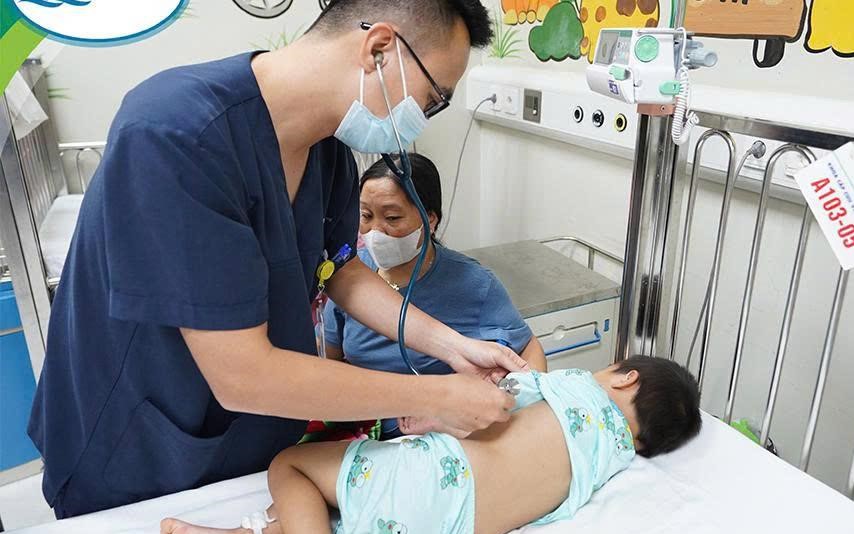 Tr&ecirc;n đường đến trường, b&eacute; trai 8 tuổi bị ong v&ograve; vẽ đốt nguy kịch - Ảnh 1.