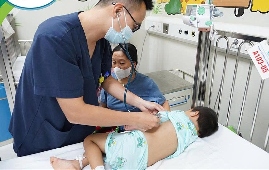 Ba trẻ bị ong đốt: 2 trẻ  tổn thương gan, thận, rối loạn đông máu, tiêu cơ vân và 1 trẻ tử vong  - Ảnh 3.